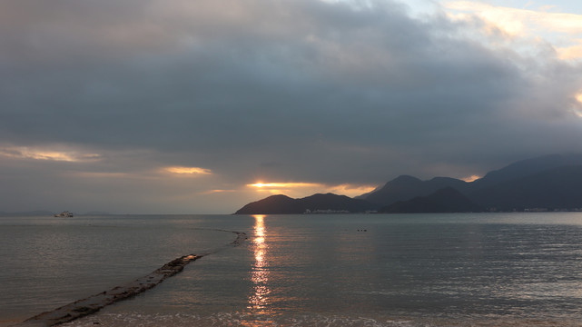 深圳大鹏湾日出