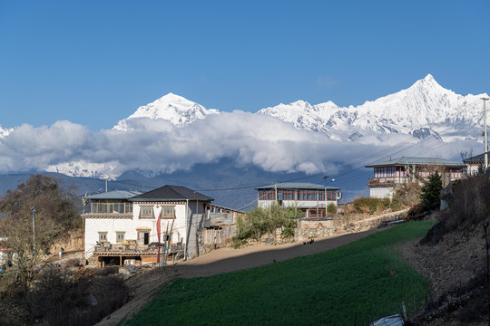 雾浓顶村