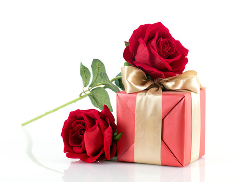 白背景上的情人节礼物和红玫瑰