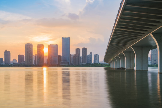 武汉沙湖大桥和城市建筑天际线
