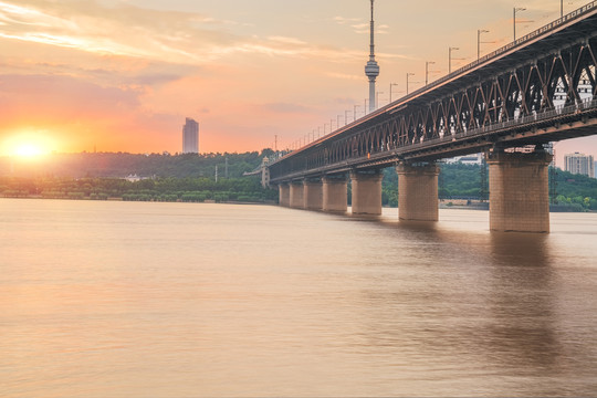 武汉长江大桥和城市建筑天际线