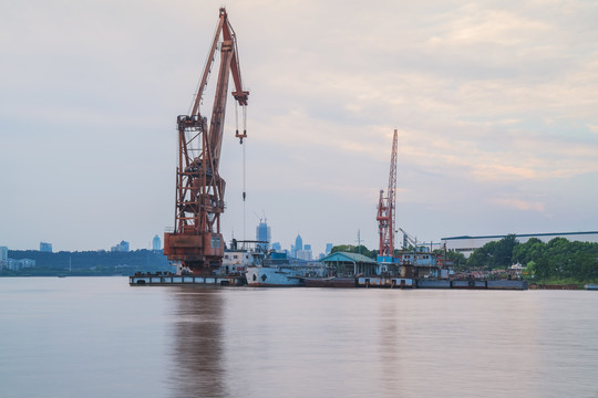 武汉城市建筑天际线和港口码头