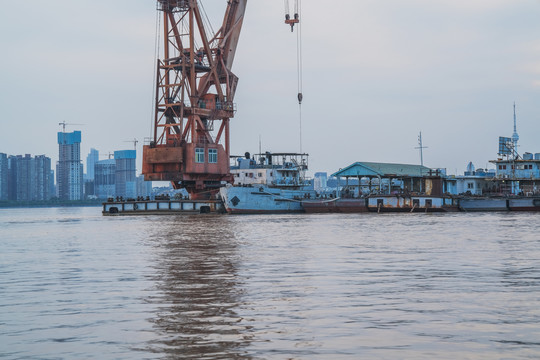 武汉城市建筑天际线和港口码头