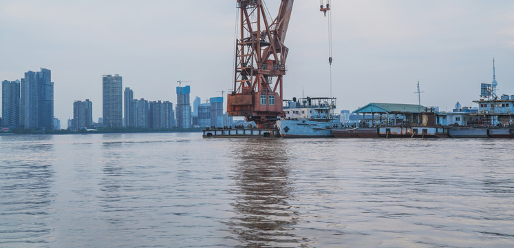 武汉城市建筑天际线和港口码头