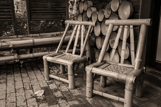 乡村民宅庭院的竹椅子