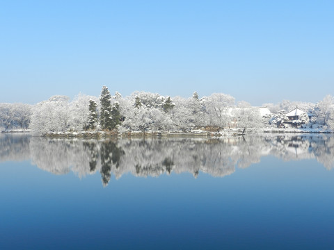 雪中的北京大学未名湖