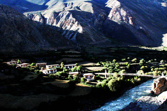 西藏八宿怒江峡谷青稞民居