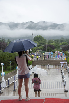 西安骊山景区游客观景