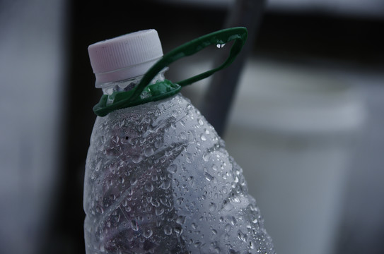 雨中的塑料瓶