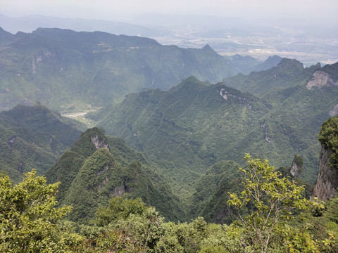 崇山俊岭