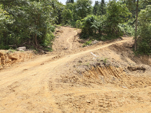 黄泥巴公路