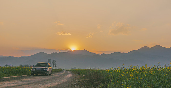 晚霞山脉道路汽车