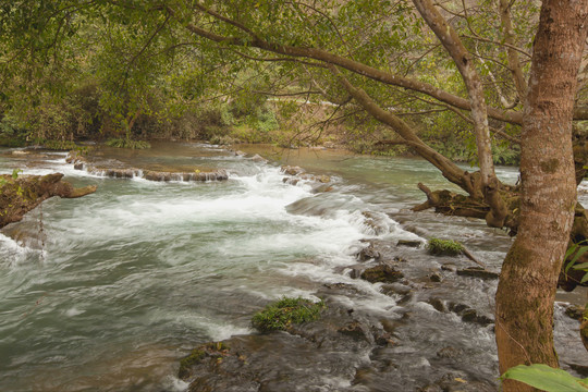 罗平多依河景区瀑布自然风光