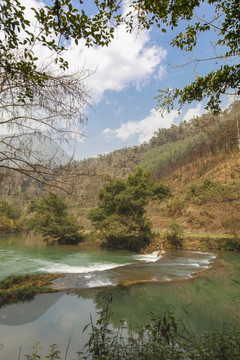 罗平多依河景区瀑布自然景观