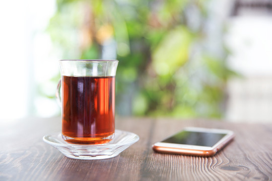 一杯红茶和一部手机