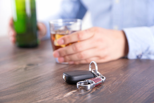 饮酒的司机和桌上的汽车钥匙