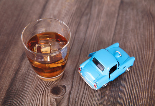 一杯酒和小汽车模型
