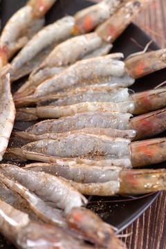 腌制中的新鲜青虾