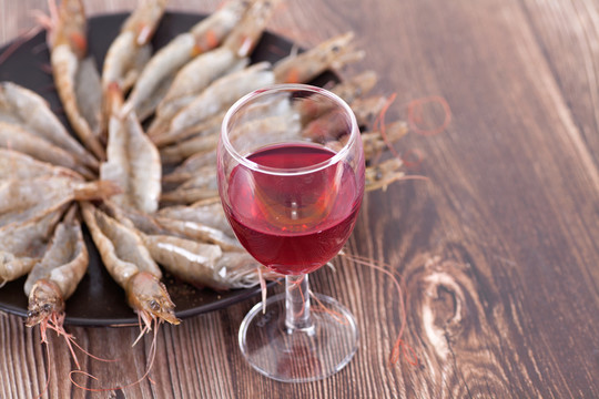腌制中的新鲜青虾和一杯红酒