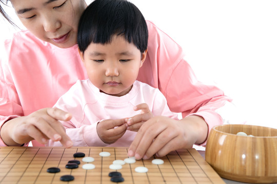 年轻妈妈教孩子下围棋