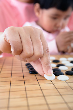 年轻妈妈教孩子下围棋