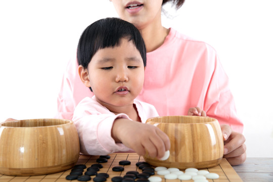 年轻妈妈教孩子下围棋