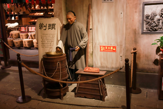 古代剃头蜡像场景