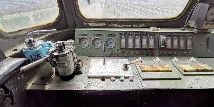 東風內燃機車駕駛室