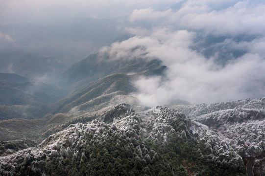 浙江丽水大山峰雪景山路