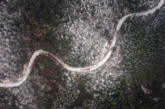 雪后山路孤车独行