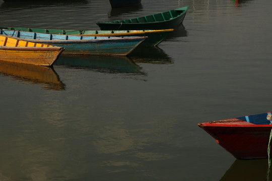 尼泊尔博卡拉费瓦湖的彩船