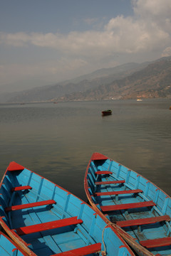 尼泊尔博卡拉费瓦湖的五彩船