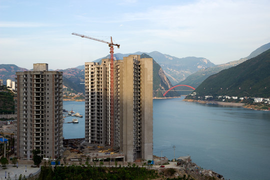 三峡水库之滨的巫山县城江景房