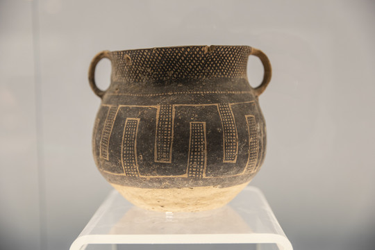 马家窑文化彩陶曲折纹罐