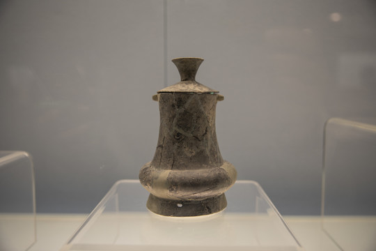良渚文化黑陶细刻纹双鼻壶