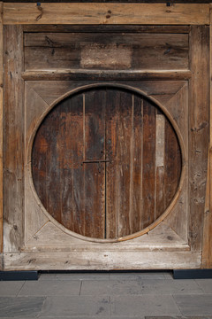 巴渝古建筑木质月亮门