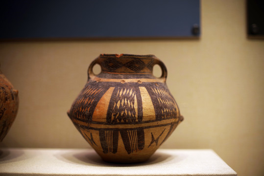 古代彩绘陶罐