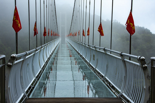 雾锁玻璃桥