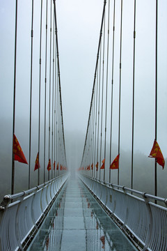 雾锁玻璃桥