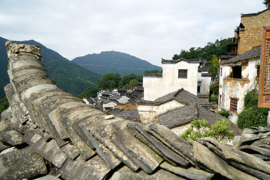 婺源篁岭徽派建筑的粉墙和瓦片