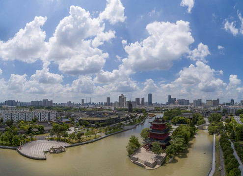 蓝天白云下的运河城市