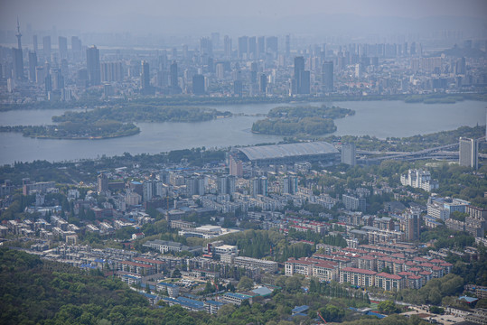 紫金山上俯瞰南京玄武湖城市风光