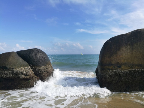 冲击礁石的浪花