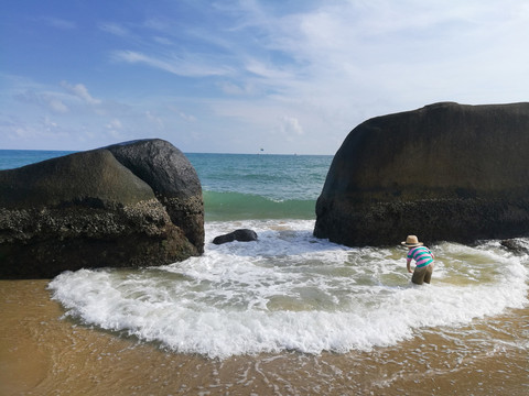 海边玩耍的小孩