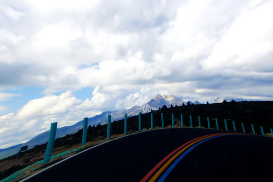 道路雪山