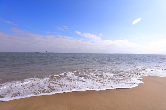 蓝天白云大海沙滩海浪