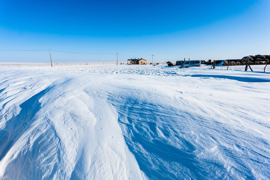 冬季积雪草原民居