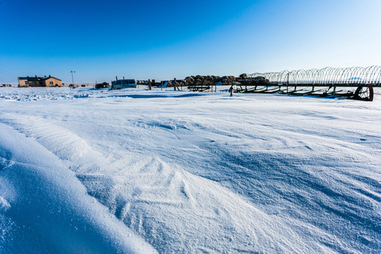 冬季雪原积雪民居