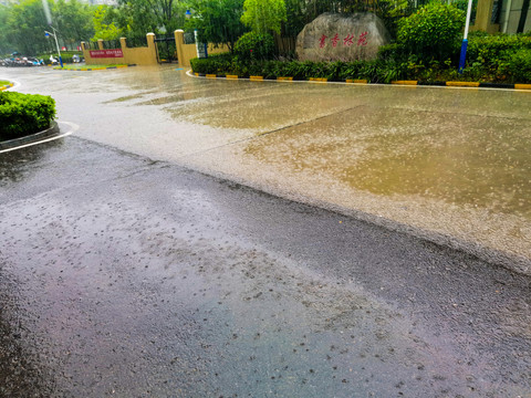 倾盆大雨