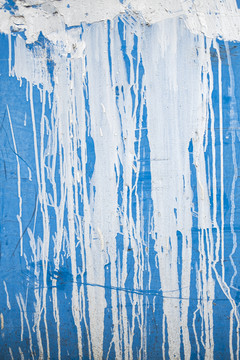 喷洒白色油漆的蓝色墙面